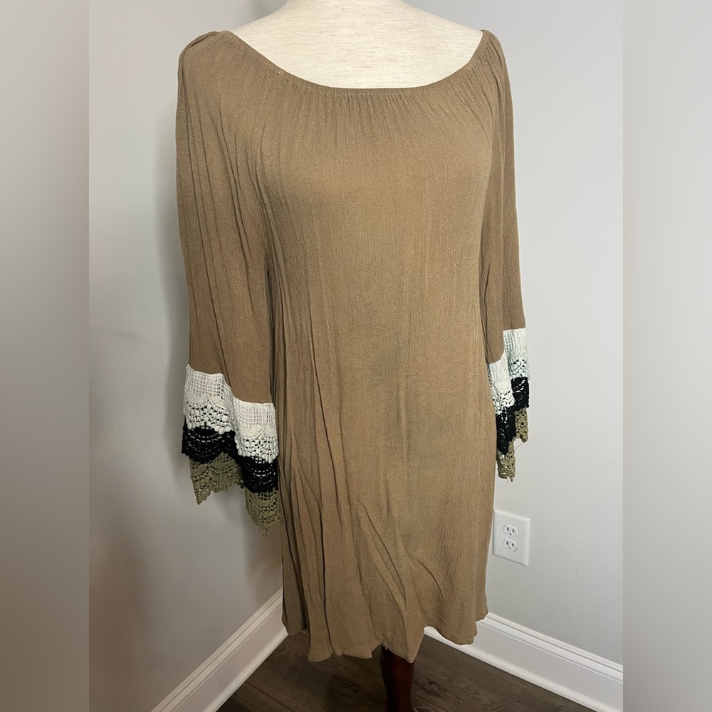 Gently Used adorable, laced sleeve dress. Goes great with sandals or flats.